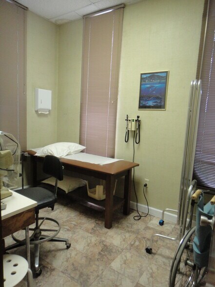 More Photos Of 14205 W Dixie Hwy, North Miami Medical For Sale