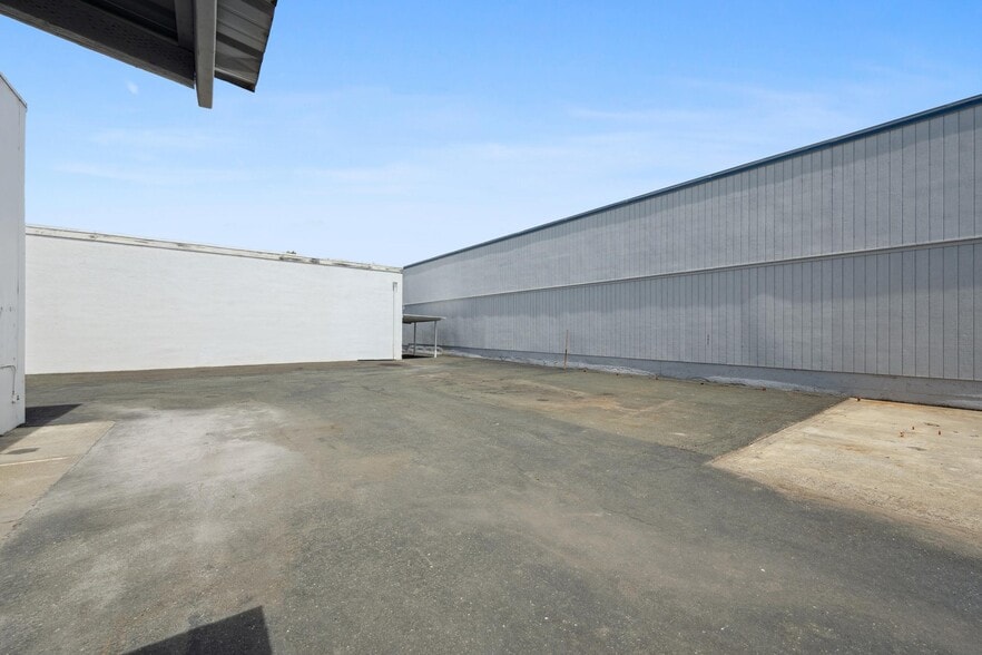 More Photos Of 2475 Bluebell Dr, Santa Rosa Industrial For Lease