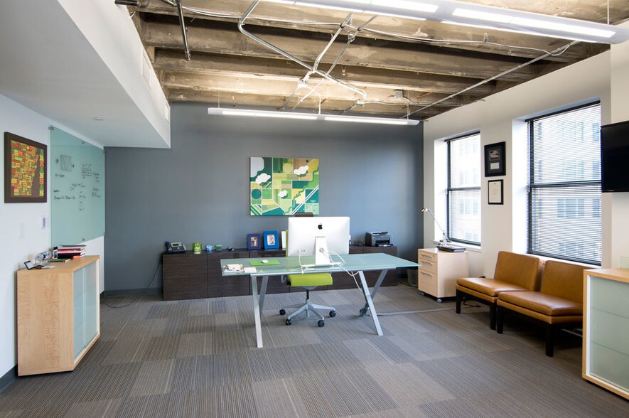 More Photos Of 54 Monument Cir, Indianapolis Office For Lease