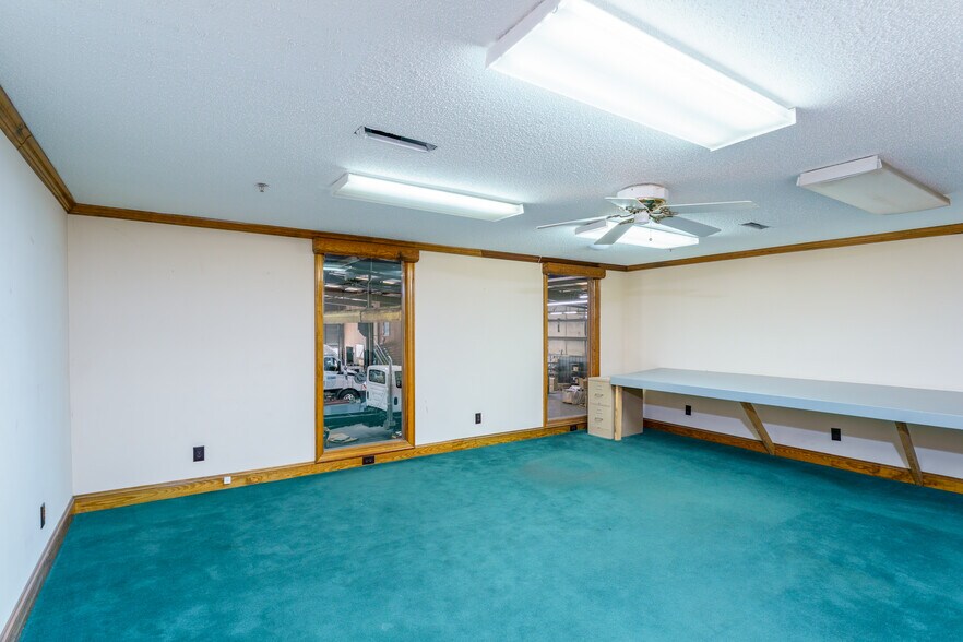 More Photos Of 1734 University Commercial Pl, Charlotte Warehouse For Lease
