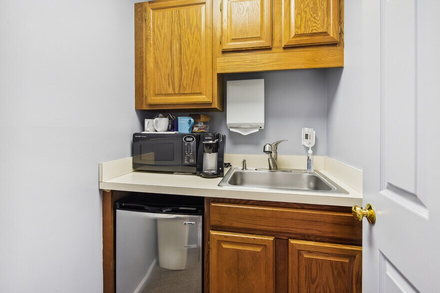 More Photos Of 10520 Warwick Ave, Fairfax Medical For Sale