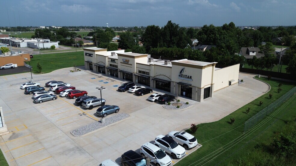 More Photos Of 1008 SW 4th St, Moore General Retail For Sale