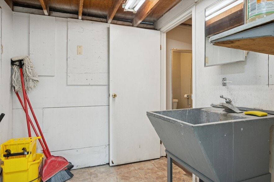 More Photos Of 36050 Goddard Rd, Romulus Auto Repair For Sale