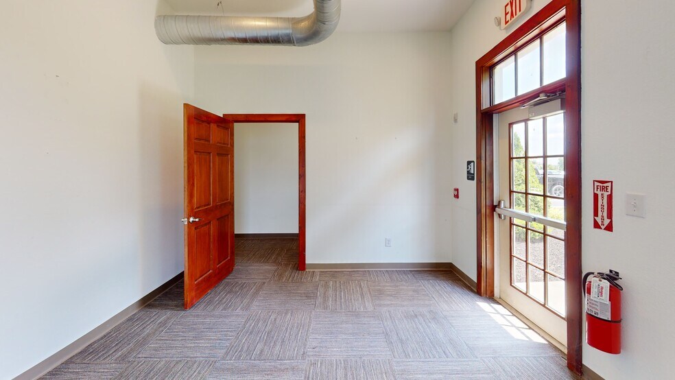 More Photos Of 390 Vineyard Way, West Grove Office For Lease