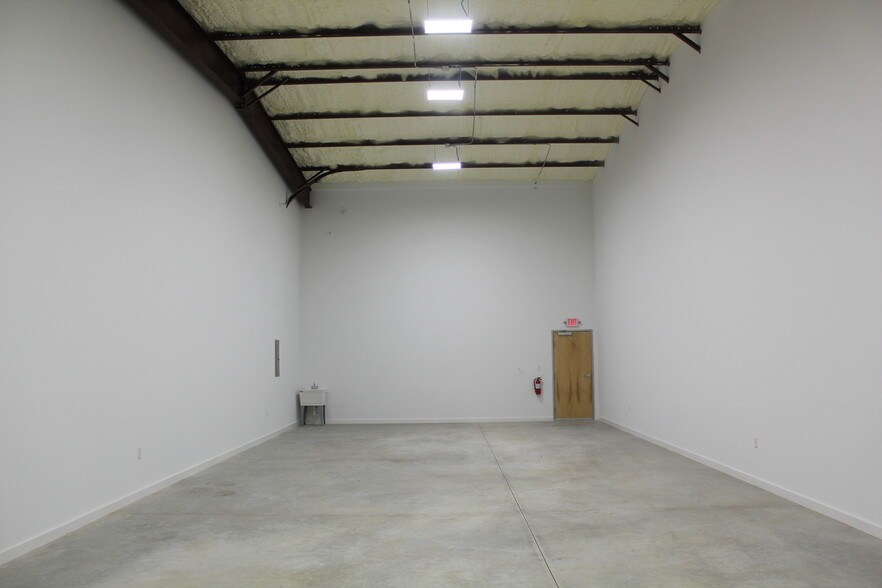 More Photos Of 12112 Anderson Mill Rd, Austin Warehouse For Lease