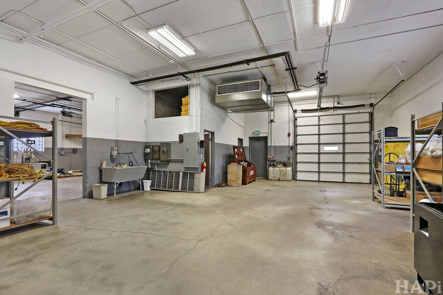 More Photos Of 1350 Chase St, Algonquin Manufacturing For Sale