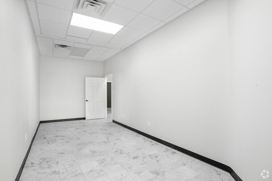 More Photos Of 7902-7904 Broadway St, Pearland Unknown For Lease