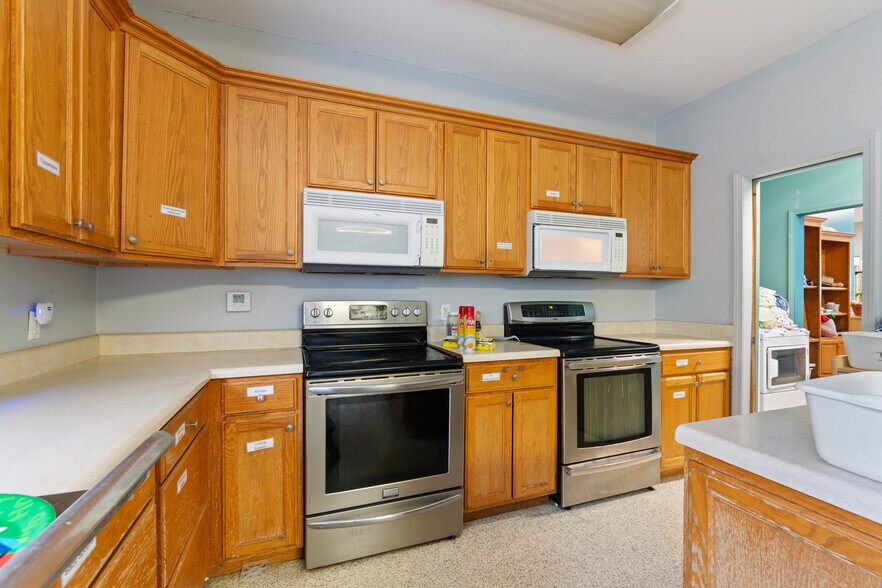 More Photos Of 185 Rebecca St, Gentry Office For Lease