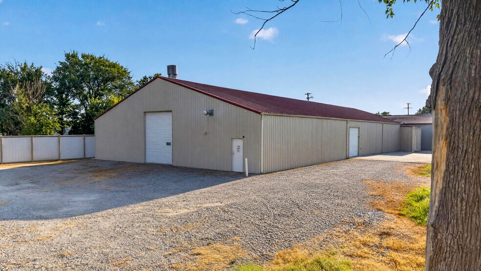 More Photos Of 412 N Mickey Mantle Blvd, Commerce Auto Repair For Sale