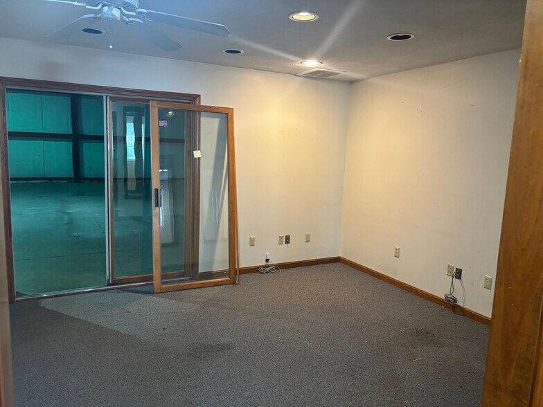 More Photos Of 58 Industrial Ct, Seekonk Warehouse For Lease