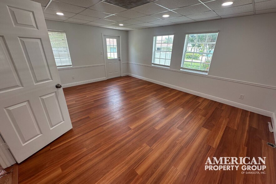 More Photos Of 7733-7739 Holiday Dr, Sarasota Loft Creative Space For Sale