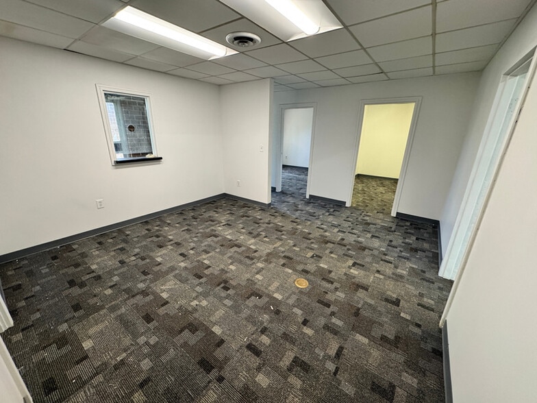 More Photos Of 323 Old Thomasville Rd, High Point Warehouse For Sale