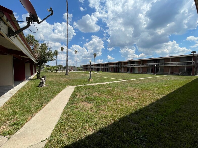More Photos Of 815 S US Highway 281, Alice Hotel For Sale
