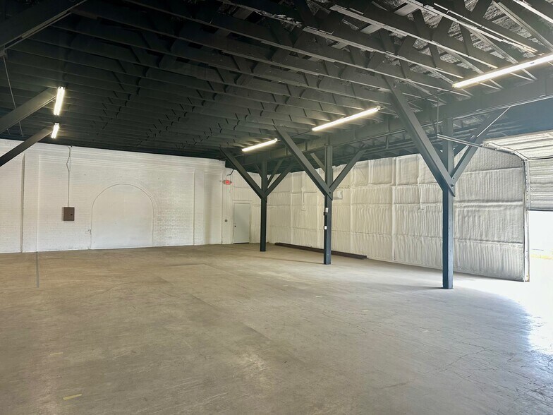 More Photos Of 200-232 W New Braunfels St, Seguin Warehouse For Lease