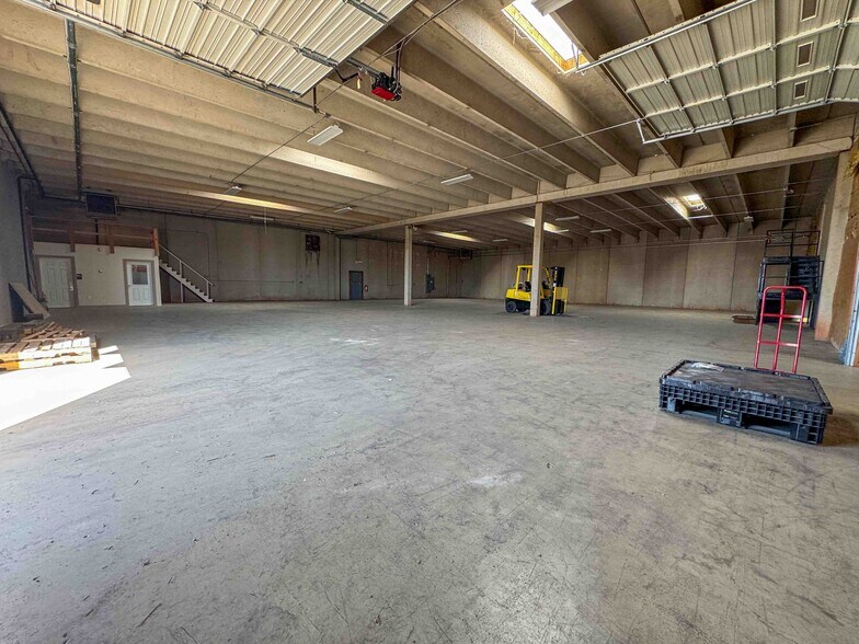 More Photos Of 3709 W Reno Ave, Oklahoma City Showroom For Lease