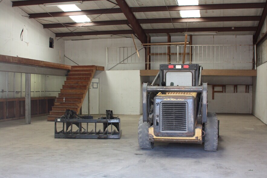 More Photos Of 3514 Copeland Dr, San Antonio Light Manufacturing For Sale