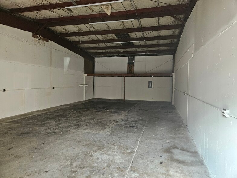 More Photos Of 3033 NE 19th Dr, Gainesville Warehouse For Lease