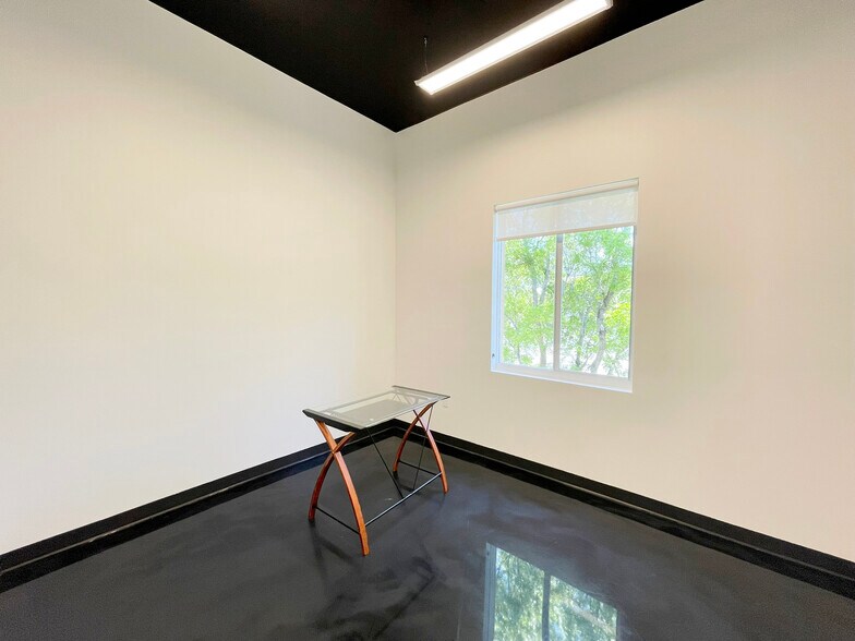 More Photos Of 1110 Pine Ridge Rd, Naples Office For Lease