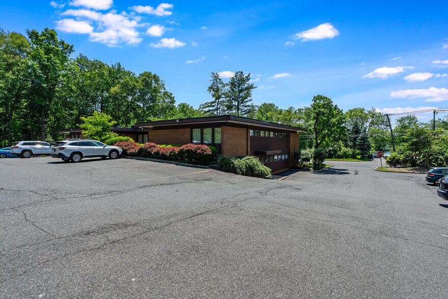 More Photos Of 8 Shunpike Rd, Madison Office For Sale