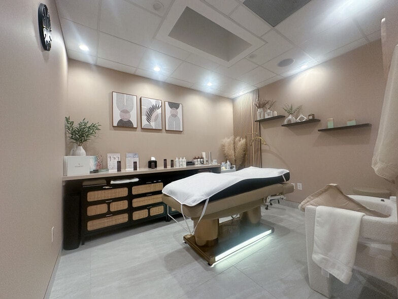 More Photos Of 7225 Melrose Ave, Los Angeles Medical For Lease