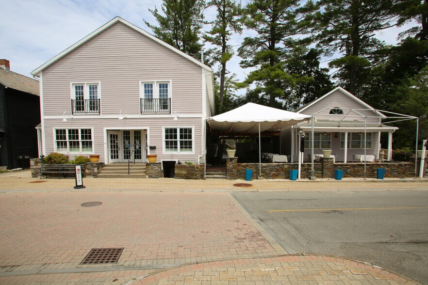 More Photos Of 15 Franklin St, Lenox Restaurant For Lease