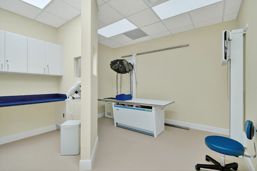 More Photos Of 260-268 Mohawk Rd, Clermont Medical For Lease