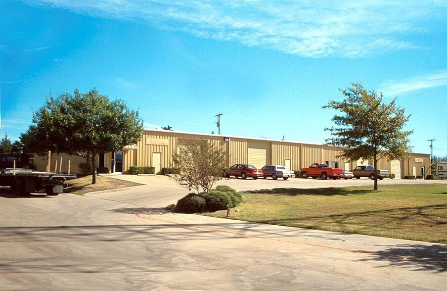 More Photos Of 1502 S I-35 E, Lancaster Warehouse For Lease