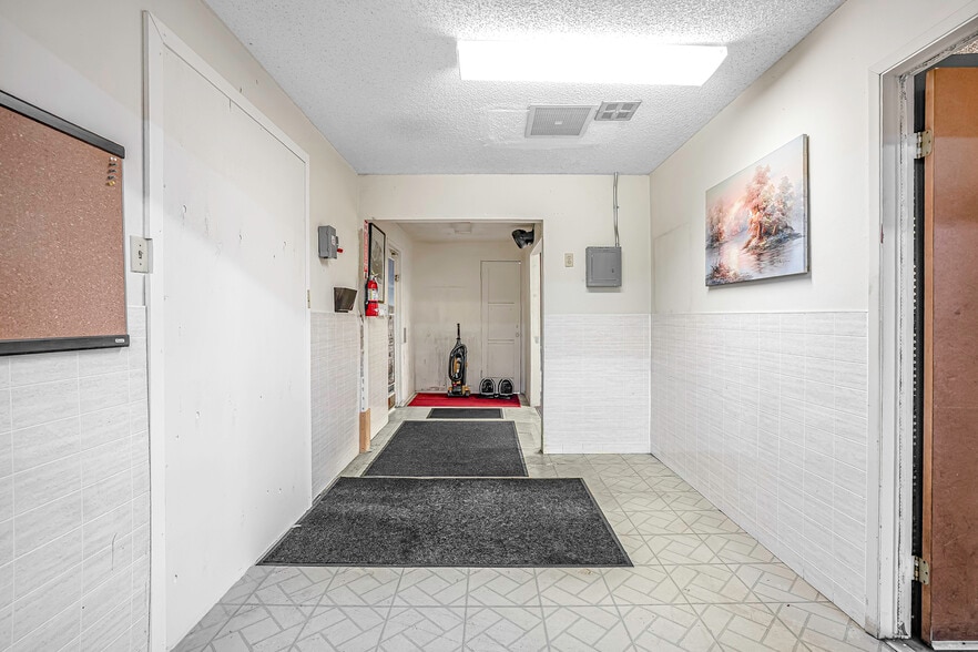 More Photos Of 921 Coolidge Ave, National City Light Manufacturing For Sale