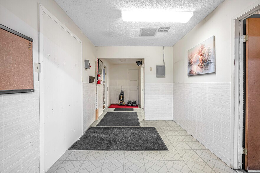 More Photos Of 921 Coolidge Ave, National City Light Manufacturing For Sale