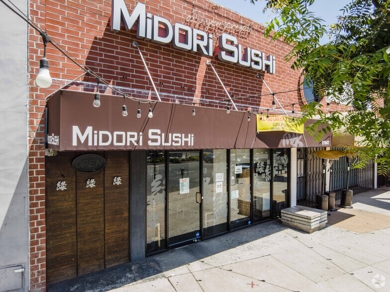 More Photos Of 17047 Ventura Blvd, Encino Freestanding For Sale