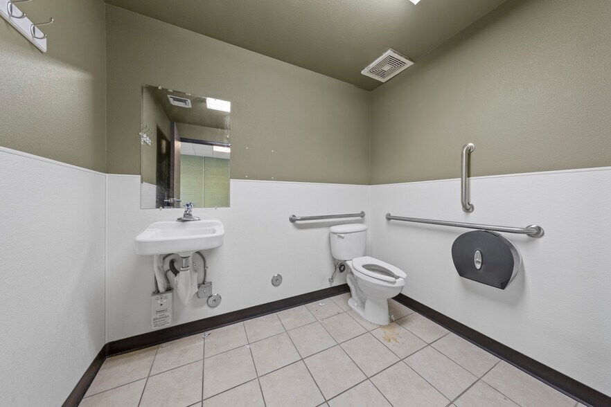 More Photos Of 2781 N Lamb Blvd, Las Vegas Distribution For Sale