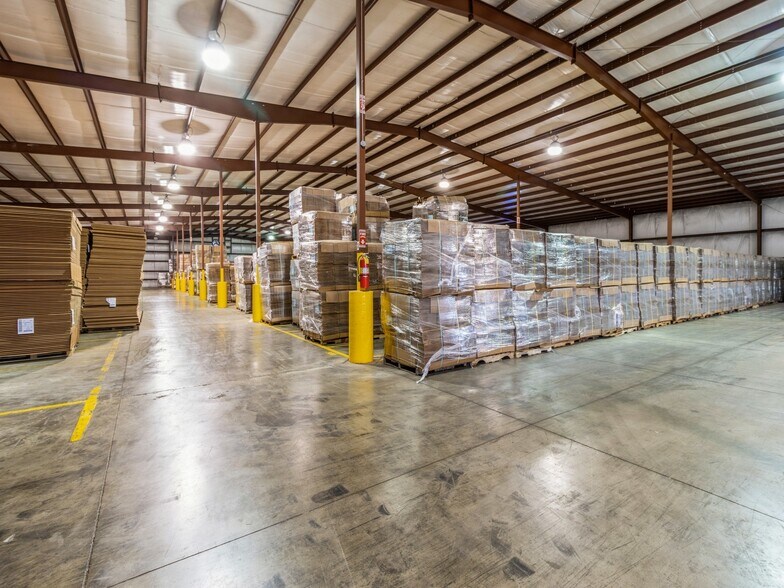 More Photos Of 11261 US Highway 69, Story City Warehouse For Lease