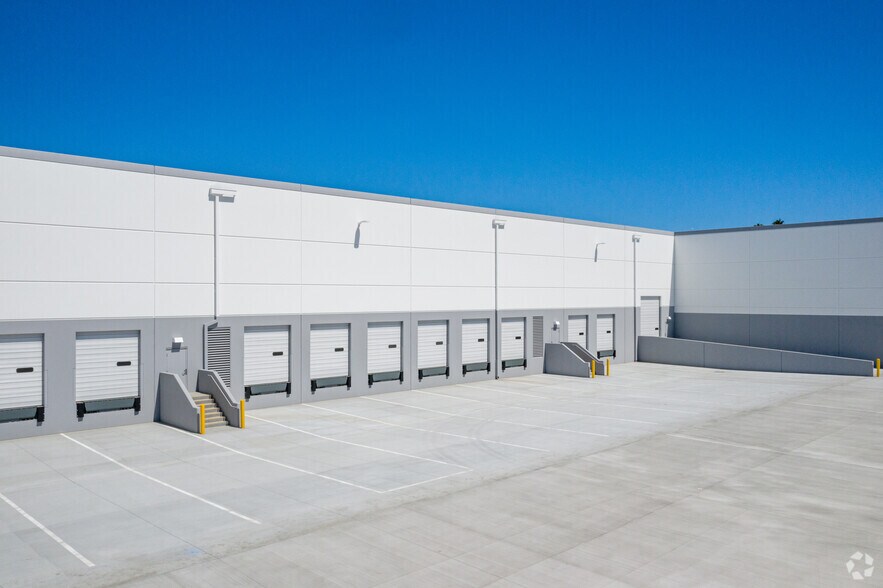 More Photos Of 650 E Dyer Rd, Santa Ana Warehouse For Lease