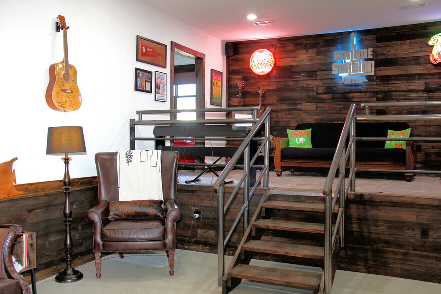 More Photos Of 98 Avenue A, Conroe General Retail For Lease