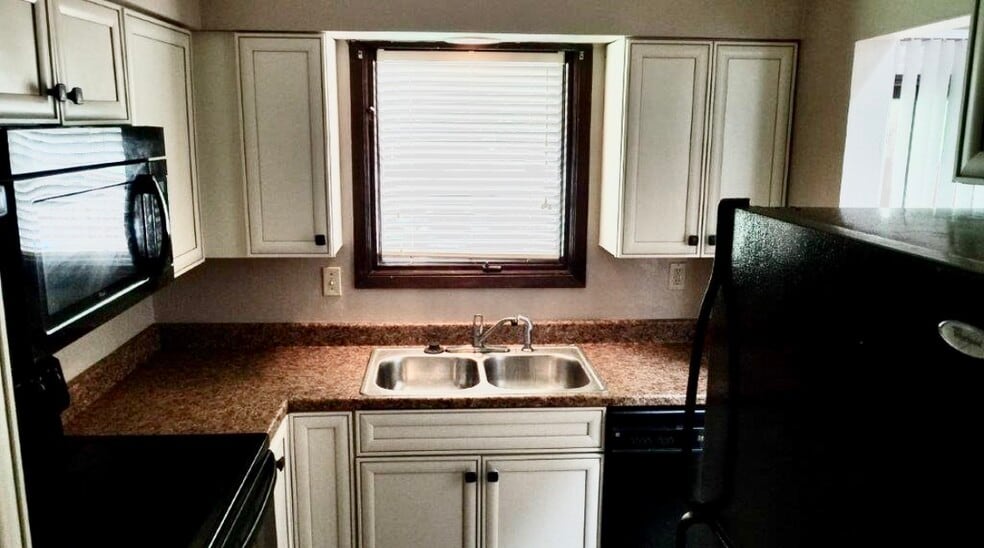 More Photos Of 100 Turnbridge Dr, Swansea Specialty For Sale