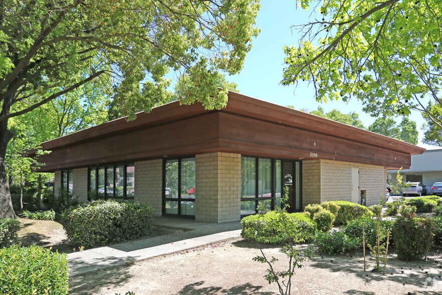 More Photos Of 3199 M St, Merced Office For Lease