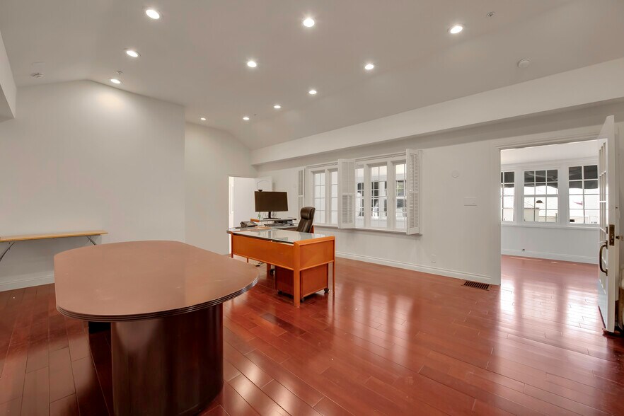 More Photos Of 1112 N Sherbourne Dr, West Hollywood Loft Creative Space For Lease