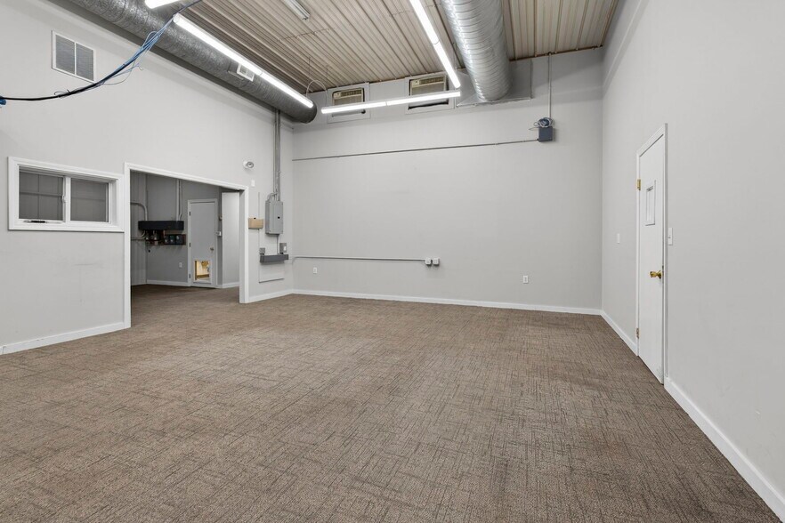 More Photos Of 113 Lafayette Rd, Hampton Falls Light Manufacturing For Lease