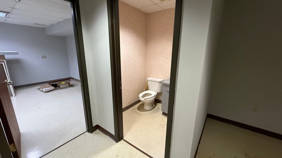 More Photos Of 2925 William Penn Hwy, Easton Office For Lease