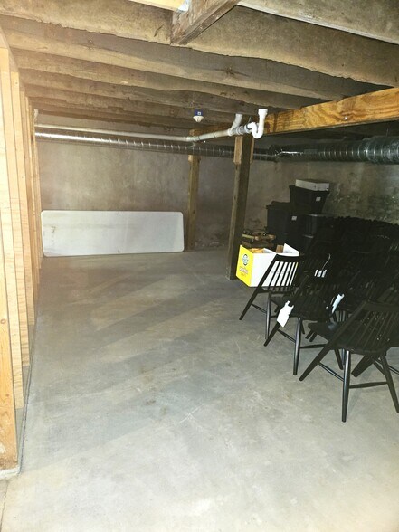 More Photos Of 220 Main St, Germantown Hotel For Lease