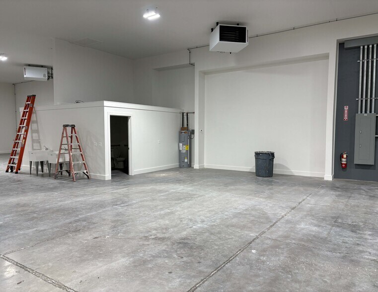 More Photos Of 252 David Pky, Ontario Warehouse For Lease