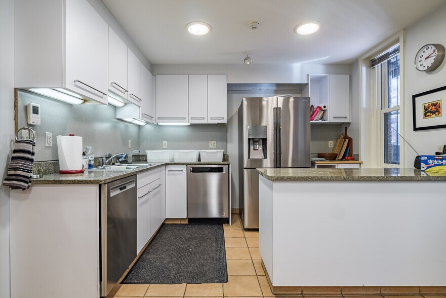 More Photos Of 298-300 Newbury St, Boston Schools For Sale