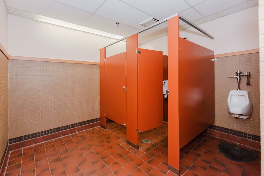 More Photos Of 1040 NE Hostmark St, Poulsbo Office For Sale