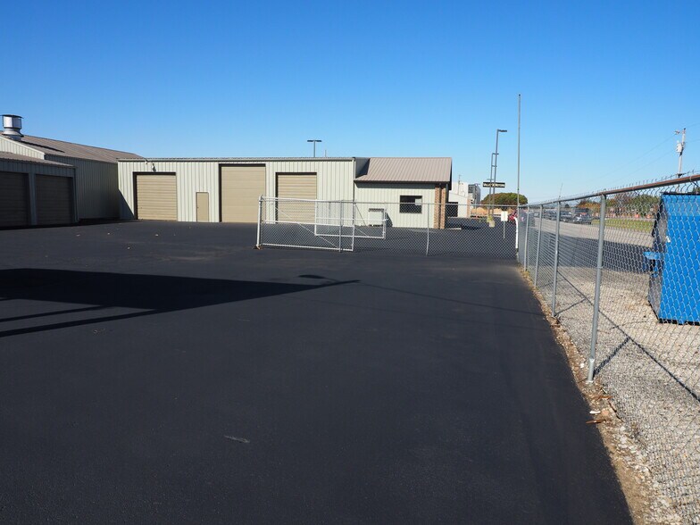 More Photos Of 9430 N Karen Dr, Mooresville Light Distribution For Lease