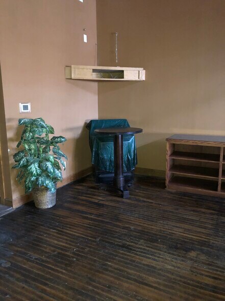 More Photos Of 104 N Market St, Gallatin General Retail For Sale