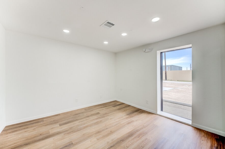 More Photos Of 10215 Papalote St, Houston Showroom For Lease