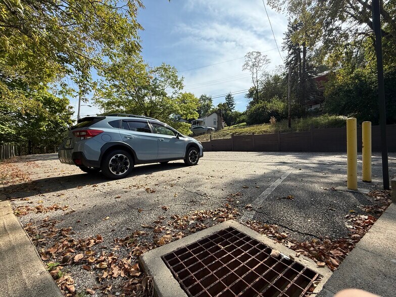 More Photos Of 2809 Banksville Rd, Pittsburgh Office For Lease