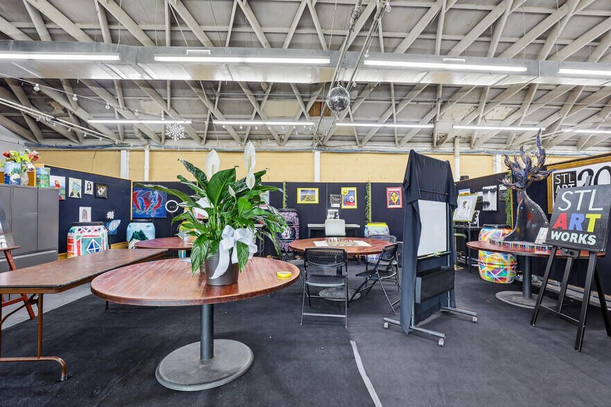 More Photos Of 5951 Delmar Blvd, Saint Louis Freestanding For Sale
