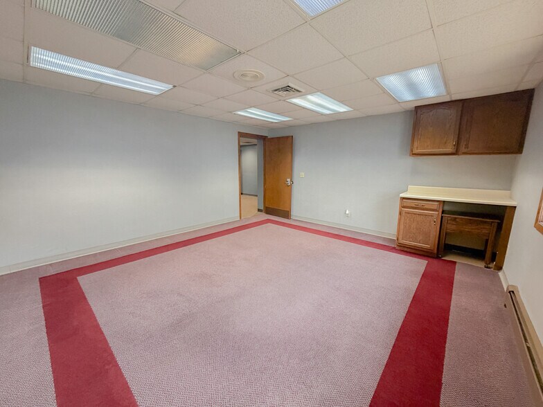 More Photos Of 515 Gold St, Green Lake Office For Sale