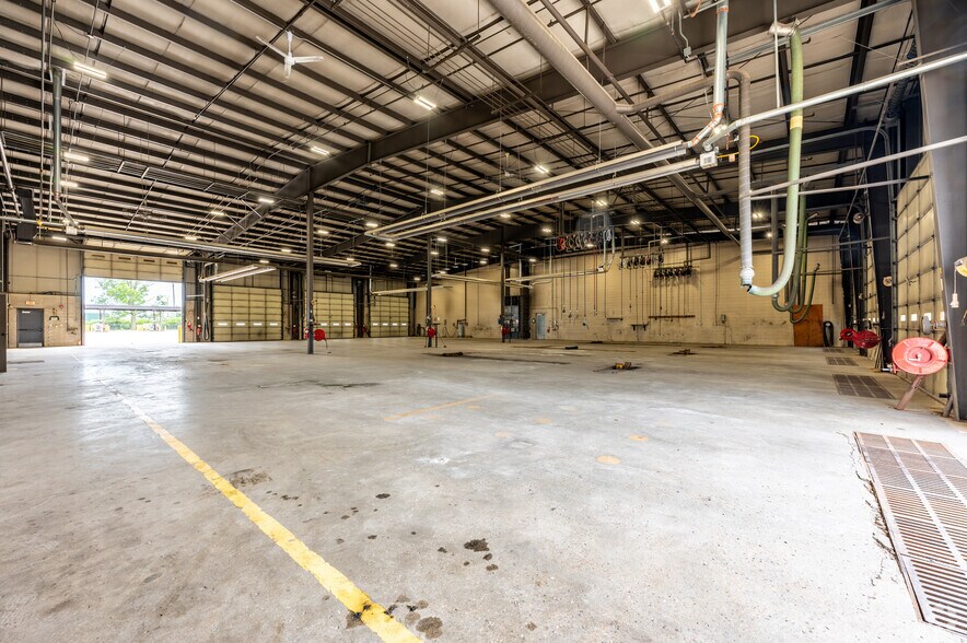More Photos Of 4201 W Morris St, Indianapolis Service For Lease